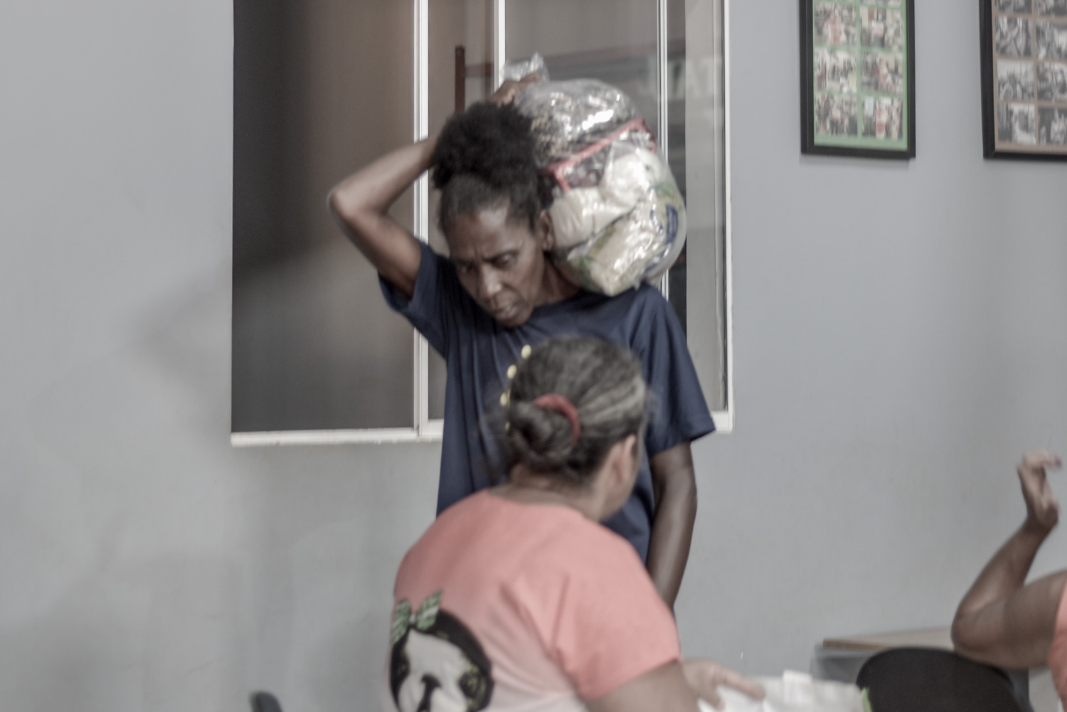 Entrega de cestas básicas pela Corrente do Bem Brasília